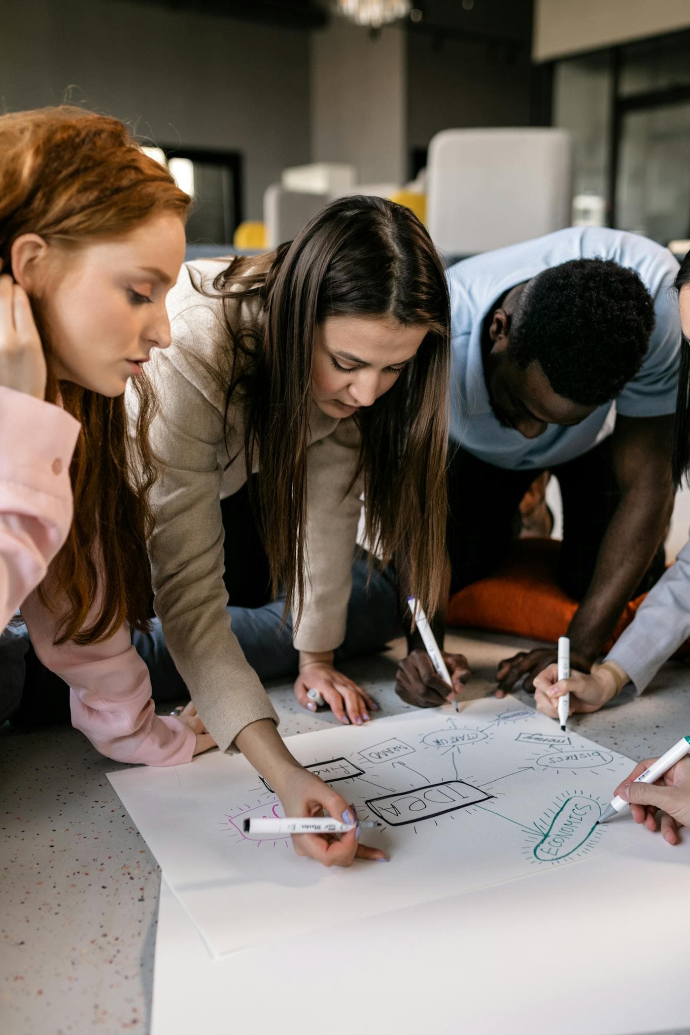 Equipo colaborando en la planificación de una solución